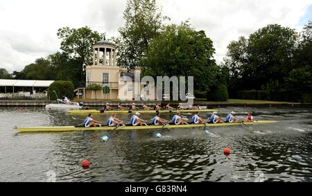 Une équipe du club d'aviron Bayer Leverkusen (premier plan) s'affronte contre le club d'aviron de la Tamise lors d'une course le jour de la fin dans la régate royale de Henley à Henley-on-Thames, dans l'Oxfordshire. Banque D'Images