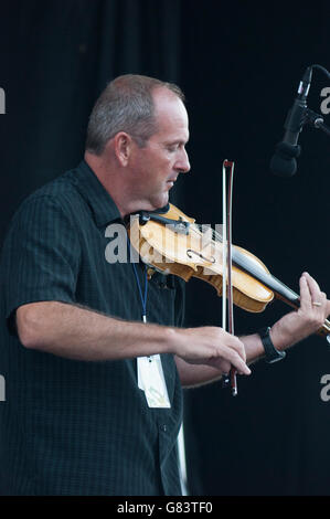 Billy Hawk jouant du violon pour Mickey Galyean et Cullen's Bridge à la musique bluegrass 2015 American Folk Festival, Bangor, Maine Banque D'Images