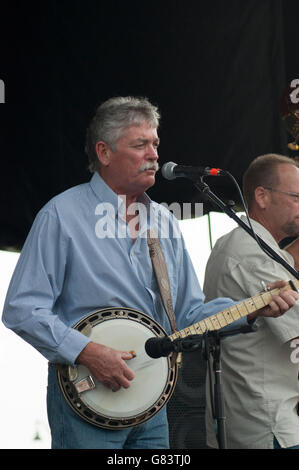 Rick Pardue jouant du banjo et chant pour Mickey Galyean et Cullen's Bridge Bluegrass Music à l'American Folk Festival 2015 Banque D'Images