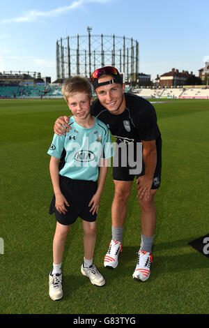 Cricket - NatWest t20 Blast - Southern Division - Surrey v Gloucestershire - Kia Oval.La mascotte du match de Surrey avec Thomas Curran Banque D'Images