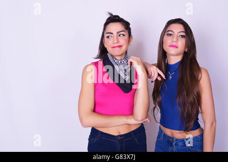 Portrait de deux belles femmes de race blanche. Concept d'amitié. Amis mode et élégant, plus isolé sur fond gris. Banque D'Images