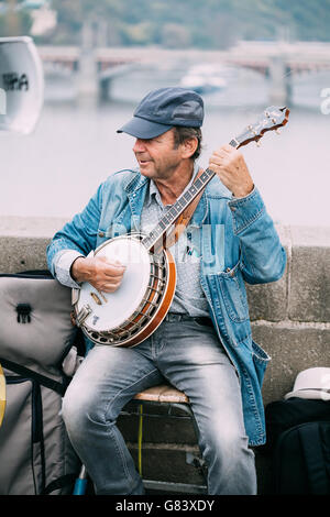 Prague, République tchèque - Le 10 octobre 2014 : Rue des chansons de jazz au musicien ambulant le Pont Charles à Prague. La rue est légal Banque D'Images