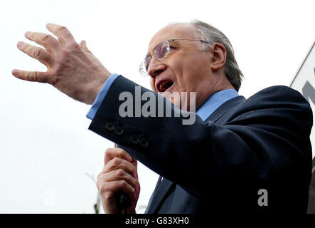 Le chef conservateur Michael Howard a fait campagne à l'extérieur du stade Reebok. Banque D'Images