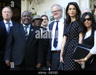 Olivier Bancoult (deuxième à gauche) et anciens résidents de l'île Chagos aux côtés de leur équipe juridique, dont Amal Clooney (deuxième à droite) quittent la Cour suprême à Londres, Là où ils ont contesté une décision prise il y a six ans par la Chambre des Lords, qui a mis à mal leurs espoirs de rentrer chez eux dans leurs îles indigènes de l'océan Indien. Banque D'Images