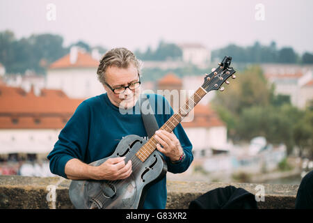 Prague, République tchèque - Le 10 octobre 2014 : Rue des chansons de jazz au musicien ambulant le Pont Charles à Prague. La rue est légal Banque D'Images