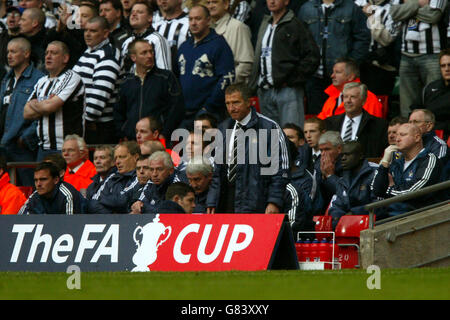 Football - FA Cup - semi-finale - Newcastle United / Manchester United - Millennium Stadium.Graeme Souness, le Manager de Newcastle United, surveille l'action depuis le banc Banque D'Images