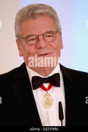 Le président allemand Joachim Gauck prend la parole lors d'un banquet d'État auquel assistaient la reine Elizabeth II et le duc d'Édimbourg, qui s'est tenu au château de Bellevue à Berlin, le premier jour complet d'une visite d'État de quatre jours par la reine, en Allemagne. Banque D'Images