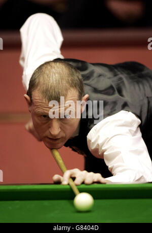 Snooker - Embassy World Championship 2005 - second tour - Steve Davis / Michael Holt - The Crucible. Steve Davis en action en Angleterre. Banque D'Images