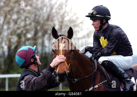 Course de chevaux - Réunion de printemps BlueSq.com - Hippodrome d'Epsom Downs.Le jockey Adrian Nicholls sur le plateau se prépare à entrer dans les stalles de départ avant les piquets de handicap Blue Square 0800 587 0200 Banque D'Images