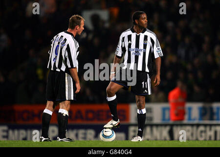 Alan Shearer (l) et Patrick Kluivert (r) de Newcastle United attendent pour redémarrer le jeu après avoir concédé le deuxième but Banque D'Images