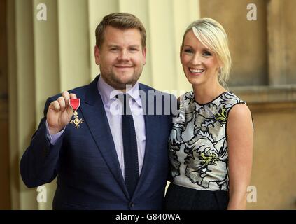 James Corden avec sa femme Julia Carey après avoir reçu un OBE de la princesse Royale lors d'une cérémonie d'investiture à Buckingham Palace, Londres. Banque D'Images