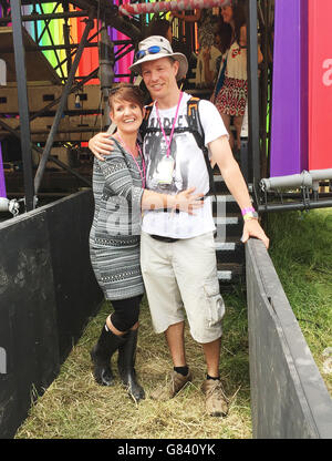 Mark Goddard et Jane Shannon suite à sa proposition au Glastonbury Festival de la ferme de la méritoires, dans le Somerset. Banque D'Images