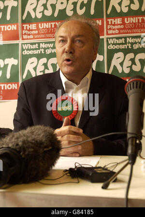 Le chef du parti respect George Galloway parle lors d'une conférence de presse organisée à la hâte. Banque D'Images