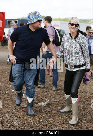 Festival de Glastonbury 2015 - 2e jour.James Corden et sa femme Julia Carey sont en coulisses au Glastonbury Festival, à Carry Farm, dans le Somerset. Banque D'Images