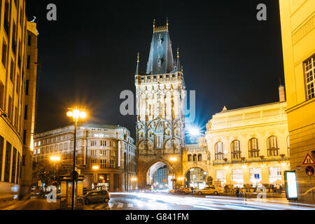 Vue de nuit de la tour de poudre ou poudre Gate. Ce monument est une tour gothique de Prague, en République tchèque. C'est l'un des originaux Banque D'Images