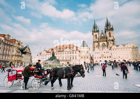 Prague, République tchèque - Le 13 octobre 2014 : Old-fashioned Coach et cocher, sur la place de la Vieille Ville Banque D'Images