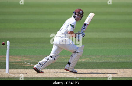 Rory Burns de Surrey en action contre Gloucestershire. Banque D'Images