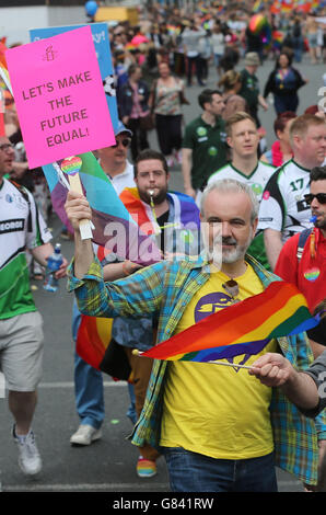 Colm O'Gorman Directeur exécutif d'Amnesty International Ireland sur O'Connell Street à Dublin lorsqu'il participe au Dublin LGBTQ Parade. Banque D'Images