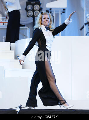 Festival de Glastonbury 2015 - 2e jour.Paloma Faith se exécutant sur la Pyramid Stage au Glastonbury Festival, à la ferme digne de Somerset. Banque D'Images