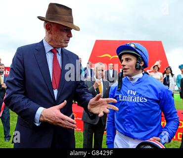 William Buick et l'entraîneur John Gosden célèbrent la victoire du 150e Dubai Duty Free Irish Derby avec Jack Hobbs lors du deuxième jour du Irish Derby Festival au Curragh Racecourse, Co. Kildare, Irlande. Banque D'Images