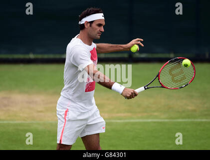 Tennis - Championnats de Wimbledon 2015 - Aperçu deuxième jour - le club de tennis et de croquet gazon de toute l'Angleterre.Roger Federer lors d'une journée de prévisualisation des championnats de Wimbledon au All England Lawn tennis and Croquet Club, Wimbledon. Banque D'Images