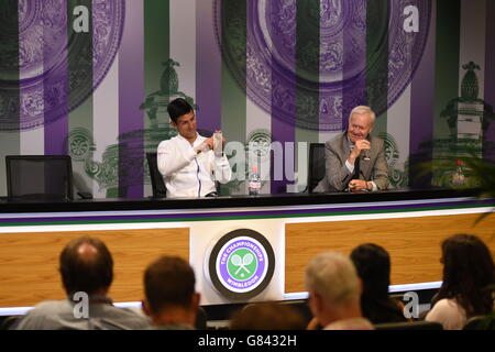 Le Novak Djokovic de Serbie donne une conférence de presse dans la salle d'entrevue principale pendant une journée de prévisualisation des championnats de Wimbledon au All England Lawn tennis and Croquet Club, Wimbledon. Le crédit photo devrait se lire comme suit : Florian Eisele/AELTC/POOL/PA Wire. Banque D'Images