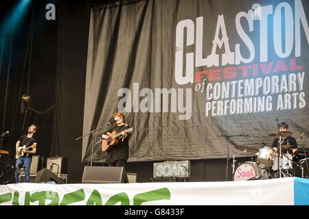 Festival de Glastonbury 2015 - jour 3.IMPRÉGNEZ-VOUS de la performance sur l'autre scène au festival Glastonbury, à la ferme de la ville de Kléry Farm, dans le Somerset. Banque D'Images