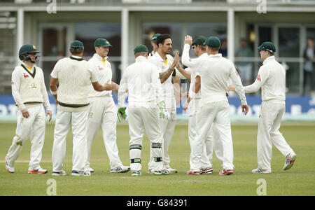 Le Mitchell Johnson d'Australie célèbre la cricket d'Adam Riley du Kent pendant le match de tournée au Spitfire Ground, dans le Kent. Banque D'Images