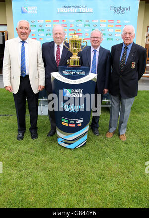 Eifion Griffiths, Selwyn Walters, Randolph Thomas et Hywel Davies se tiennent à la coupe Webb Ellis lors d'un festival de rugby sur le campus Trinity Saint David Lampeter de l'Université de Galles le 19 jour de la tournée de 100 jours de la coupe du monde de rugby du Royaume-Uni et de l'Irlande. Banque D'Images