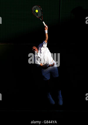 Federico Delbonis en action contre Grigor Dimitrov lors du premier jour des championnats de Wimbledon au All England Lawn tennis and Croquet Club, Wimbledon. Banque D'Images