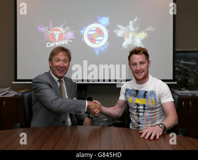 Soccer - FC Lecture - Stephen Quinn Signature - Madejski Stadium Banque D'Images