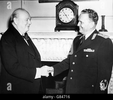 Le Premier ministre Winston Churchill (à gauche) avec le maréchal Tito, chef de la nation yougoslave, au 10 Downing Street. Banque D'Images