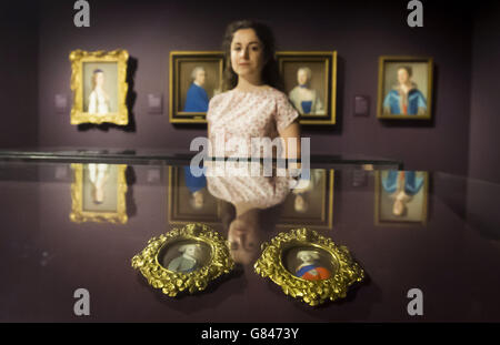 Adeline Amar, employée des National Galleries d'Écosse, se retrouve dans un cabinet qui contient des portraits de Bonnie Prince Charlie (à droite) et de son frère Prince Henry (à gauche) lors d'une exposition de l'artiste du XVIIIe siècle Jean Etienne Liotard à la Scottish National Gallery d'Édimbourg. Banque D'Images