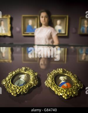 Adeline Amar, employée des National Galleries d'Écosse, se retrouve dans un cabinet qui contient des portraits de Bonnie Prince Charlie (à droite) et de son frère Prince Henry (à gauche) lors d'une exposition de l'artiste du XVIIIe siècle Jean Etienne Liotard à la Scottish National Gallery d'Édimbourg. Banque D'Images