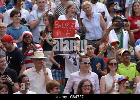 Tennis - Championnats de Wimbledon 2015 - quatrième jour - le club de tennis et de croquet de pelouse de toute l'Angleterre.Les fans de Roger Federer regardent son match le quatrième jour des championnats de Wimbledon au All England Lawn tennis and Croquet Club, Wimbledon. Banque D'Images