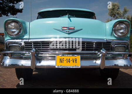 MEDEMBLIK, les Pays-Bas - JUILLET 27,2014 : Vue de face une Chevrolet Bel Air 1956 sur un oldtimer show Banque D'Images