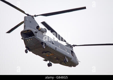 LEEUWARDEN, Pays-Bas - 11 juin 2016 : Chinook CH-47 hélicoptère militaire en action lors d'un vol de démonstration Banque D'Images