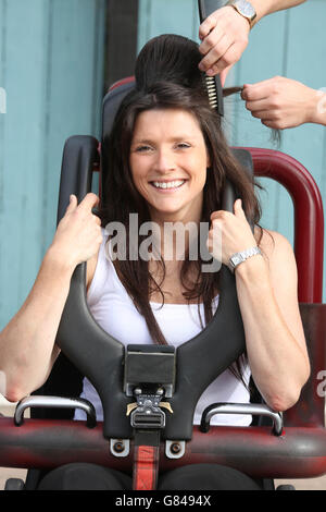 Leigh Barker, de Staines, a un style de cheveux semblable à Amy Winehouse au Thorpe Park Resort de Surrey, pour le lancement du salon DE coiffure DES maîtres en chef, qui sera ouvert pendant la saison de concerts de pop gifs d'Island Beats du parc du 11 juillet au 29 août. Banque D'Images