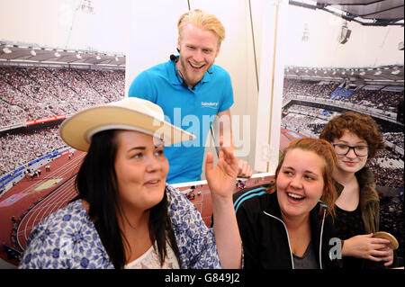 Le coureur Jonnie Peacock rencontre des écoliers lors du lancement des Sainsbury's School Games au Trent College, long Eaton. Banque D'Images