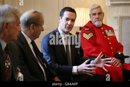 Le chancelier de l'Échiquier George Osborne (deuxième à droite) rencontre les lauréats de George Cross Jim Beaton (à gauche) et Jack Bamford (deuxième à gauche) en tant que retraité de Chelsea et que Bill Speakman, gagnant de Victoria Cross, lors d'une réception au 11 Downing Street à Londres. Banque D'Images