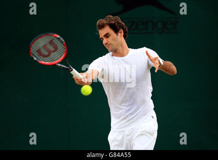 Roger Federer pendant l'entraînement le neuf jour des championnats de Wimbledon au All England Lawn tennis and Croquet Club, Wimbledon. Banque D'Images