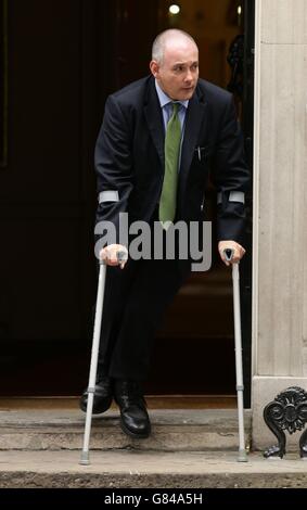 Le ministre sans portefeuille Robert Halfon part après une réunion du Cabinet au 10 Downing Street, à Londres, avant que le chancelier George Osborne ne livre son premier budget réservé aux conservateurs. Banque D'Images