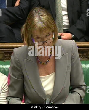 Le chef intérimaire du parti travailliste Harriet Harman parle lors des questions du premier ministre à la Chambre des communes, à Londres. Banque D'Images