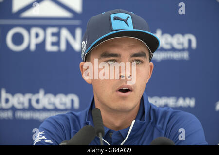 American Rickie Fowler parle aux médias lors d'une journée de prévisualisation avant l'Open d'Écosse au Gullane Golf Club, East Lothian.APPUYEZ SUR ASSOCIATION photo.Date de la photo: Mercredi 8 juillet 2015.Voir PA Story GOLF Scottish Open.Le crédit photo devrait se lire comme suit : Kenny Smith/PA Wire.RESTRICTIONS : usage éditorial uniquement.Aucune utilisation commerciale.Pas de fausse association commerciale.Pas d'émulation vidéo.Aucune manipulation des images. Banque D'Images