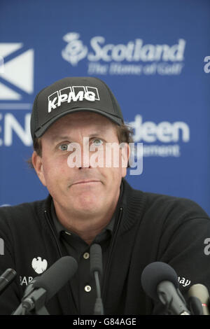 L'américain Phil Mickelson répond aux questions des médias lors d'une journée de prévisualisation avant l'Open d'Écosse au Gullane Golf Club, East Lothian.APPUYEZ SUR ASSOCIATION photo.Date de la photo: Mercredi 8 juillet 2015.Voir PA Story GOLF Scottish Open.Le crédit photo devrait se lire comme suit : Kenny Smith/PA Wire.RESTRICTIONS : usage éditorial uniquement.Aucune utilisation commerciale.Pas de fausse association commerciale.Pas d'émulation vidéo.Aucune manipulation des images. Banque D'Images