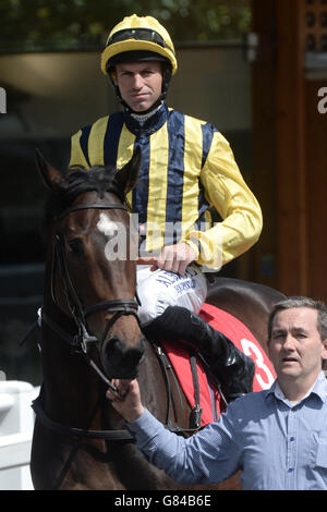 Les courses de chevaux - Derby Trial Raceday - Hippodrome du parc de Lingfield Banque D'Images