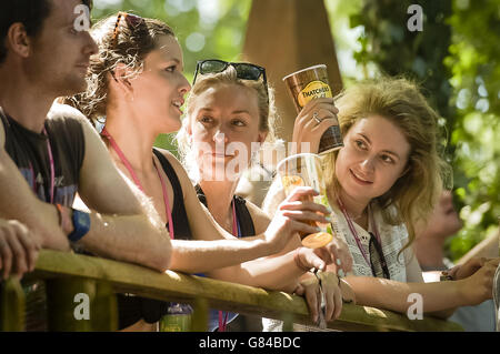 Les gens boivent des coupes d'or de Thatchers au festival Glastonbury.APPUYEZ SUR ASSOCIATION photo.Date de la photo: Jeudi 25 juin 2015.Le crédit photo devrait se lire : Ben Birchall/PA Wire Banque D'Images