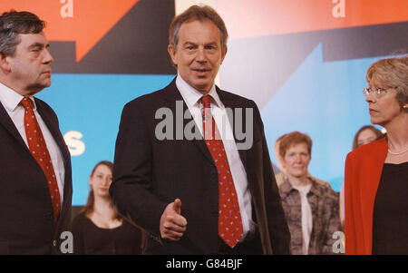 Le Premier ministre britannique Tony Blair (au centre) avec le chancelier Gordon Brown et la secrétaire au Commerce et à l'Industrie Patricia Hewitt lors du dévoilement de la dernière affiche de campagne du parti travailliste. Banque D'Images