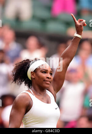 Serena Williams célèbre la victoire sur Timea Babos lors du troisième jour des championnats de Wimbledon au All England Lawn tennis and Croquet Club, Wimbledon. Banque D'Images