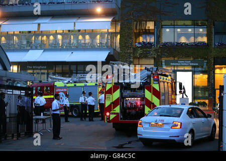 Les moteurs d'incendie peuvent être vus après une évacuation du court central pendant le troisième jour des championnats de Wimbledon au All England Lawn tennis and Croquet Club, Wimbledon. Banque D'Images